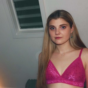 B3dbug naked before webcam in live porn chat