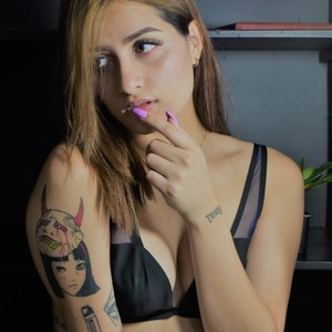 Barbigin naked before webcam in live porn chat