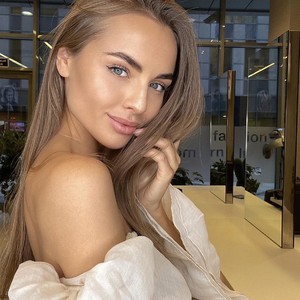 Beauty_friend naked before webcam in live porn chat