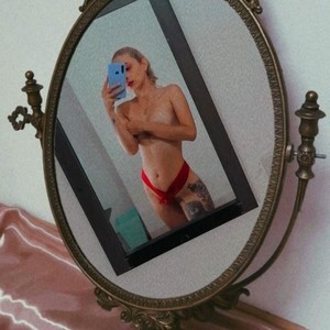 BeautySamy naked before webcam in live porn chat