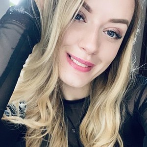 bellamiirella naked before webcam in live porn chat
