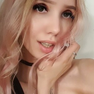 BellaSweeet naked before webcam in live porn chat