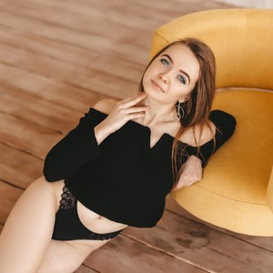 BettyGold naked before webcam in live porn chat