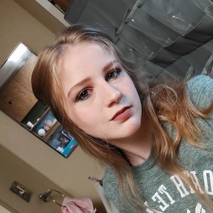 Bunnydathug naked before webcam in live porn chat