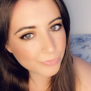 BustyUKKirsty naked before webcam in live porn chat