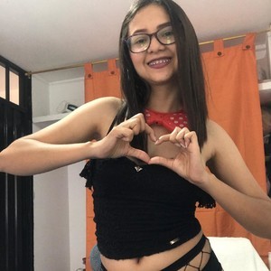 CamiLatinAss naked before webcam in live porn chat