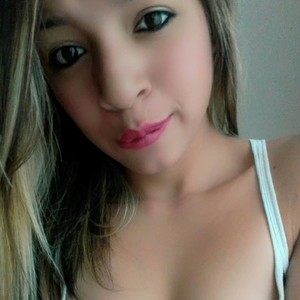 Candycarolin naked before webcam in live porn chat