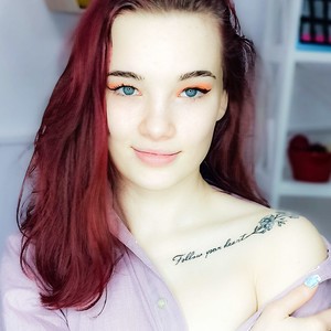 CaraHill naked before webcam in live porn chat