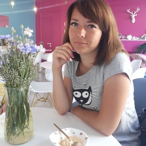 Caroline902 naked before webcam in live porn chat