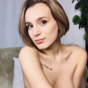 Catlex naked before webcam in live porn chat