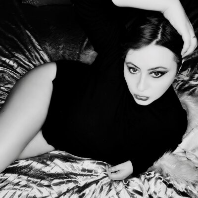 Charliexxsharpe naked stripping on cam for live sex video chat