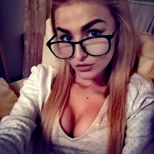 cherrysquirts naked before webcam in live porn chat