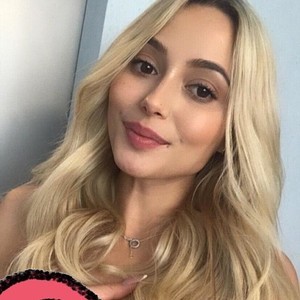 CrystalMooN4u naked before webcam in live porn chat