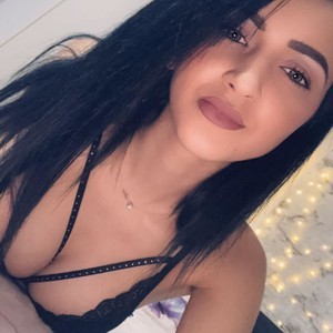 DaissyWinn naked before webcam in live porn chat