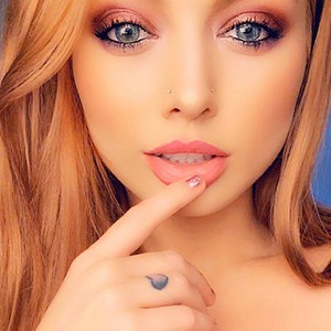 DaniSpice naked before webcam in live porn chat