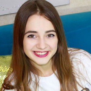 DayanaCox naked before webcam in live porn chat