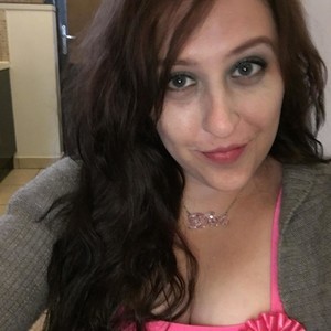 DeannaFaye naked before webcam in live porn chat