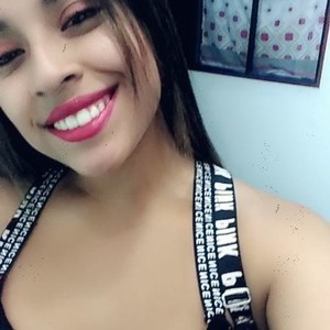 DiamondNicole naked before webcam in live porn chat