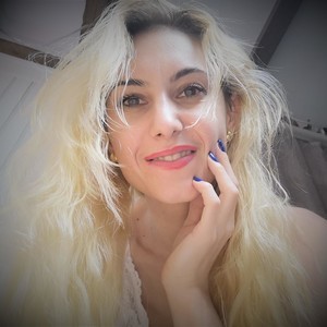 Diana_Devil naked before webcam in live porn chat