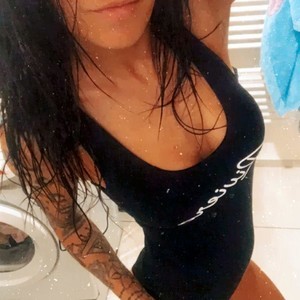 Diviniebooty naked before webcam in live porn chat