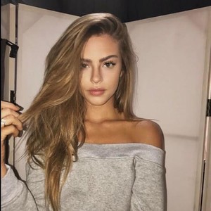 Dolly_Just naked before webcam in live porn chat