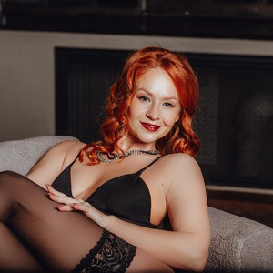 DreamVikky naked before webcam in live porn chat
