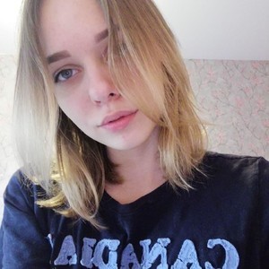 ElaineAudley naked before webcam in live porn chat
