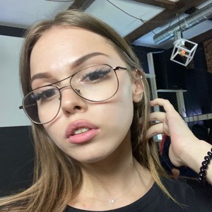 EleanorHailey naked before webcam in live porn chat