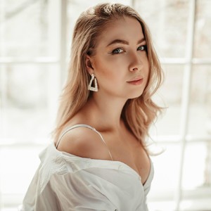 ElegantLook naked before webcam in live porn chat