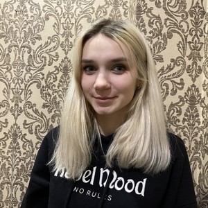 EliseBonnie naked before webcam in live porn chat