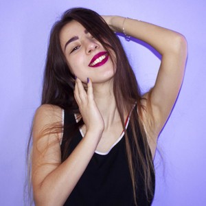EllaLeavitt naked before webcam in live porn chat