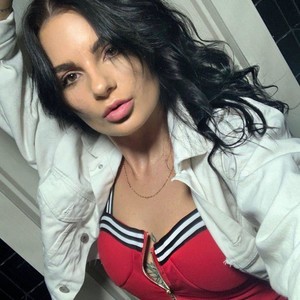 ElleJason naked before webcam in live porn chat