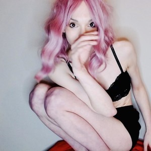 ElleMayWhite naked before webcam in live porn chat