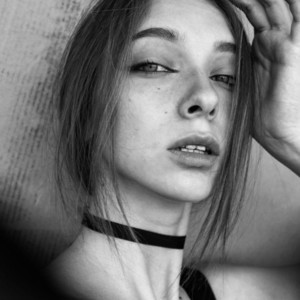 Elliz_cute naked before webcam in live porn chat