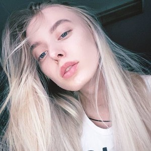 Emely_Sherman naked before webcam in live porn chat