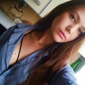 EmeraldRu naked before webcam in live porn chat