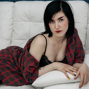 EmilyAdamsy naked before webcam in live porn chat
