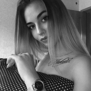 EmilyAllison naked before webcam in live porn chat