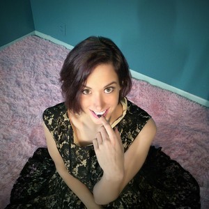 emmaBcummin naked before webcam in live porn chat