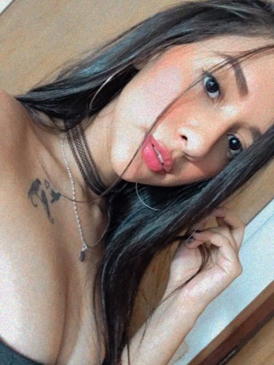 EmmaJohnnson naked stripping on cam for live sex video chat