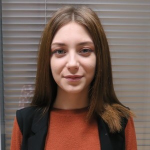 EmmaRuby naked before webcam in live porn chat