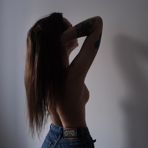 Emmi__ naked before webcam in live porn chat