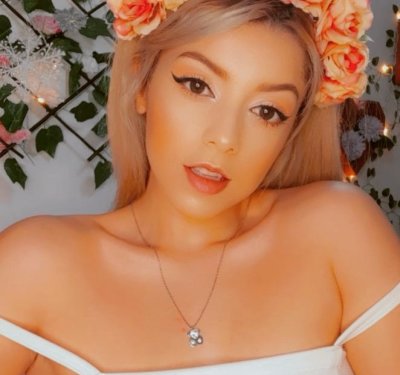 Emmy_Rossee naked stripping on cam for live sex video chat