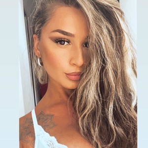 EVE___ naked before webcam in live porn chat