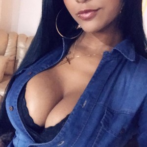Eylin_montana naked before webcam in live porn chat