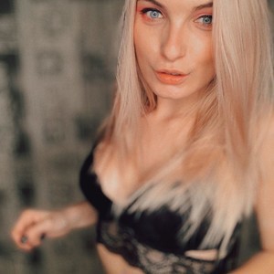 fancynikki1 naked before webcam in live porn chat