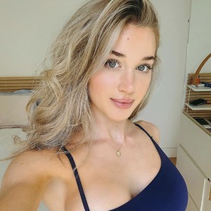 Fashion_girl_ naked before webcam in live porn chat