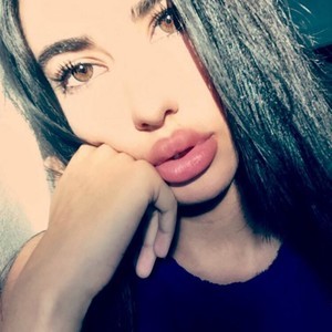 Fiamur_ naked before webcam in live porn chat
