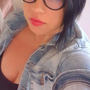 Gabbiestarr naked before webcam in live porn chat