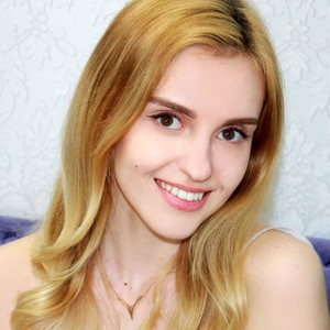 GermionaG naked before webcam in live porn chat